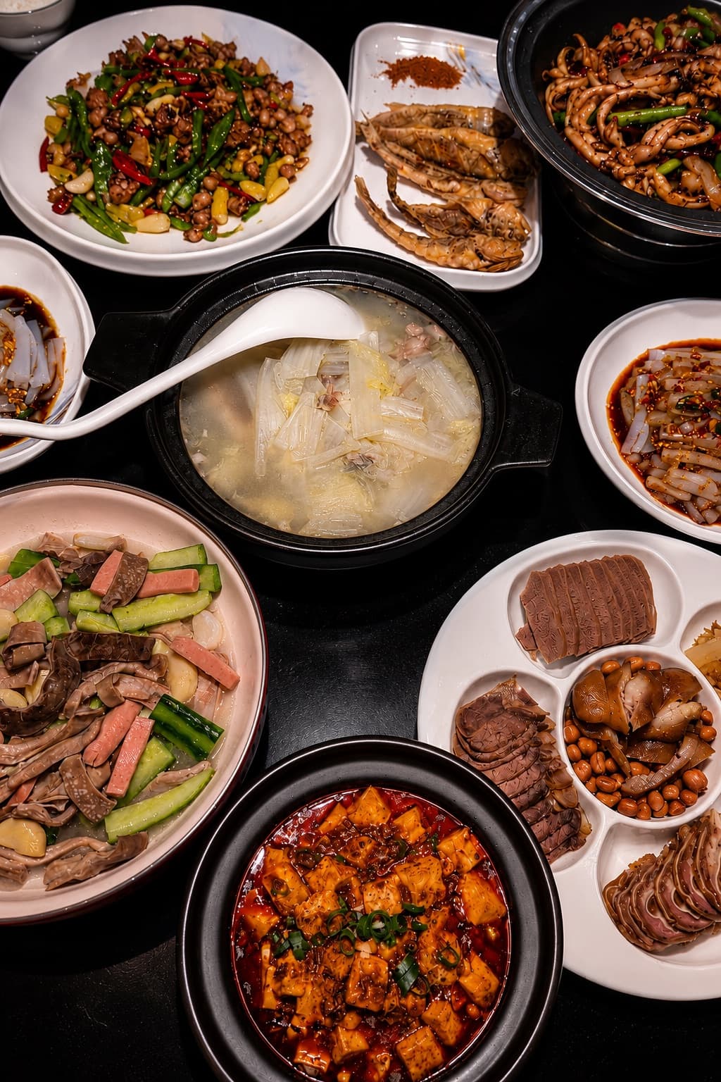 Ein voller Tisch im ChengDu Restaurant mit Suppe, Mapo-Tofu und kalten Gerichten