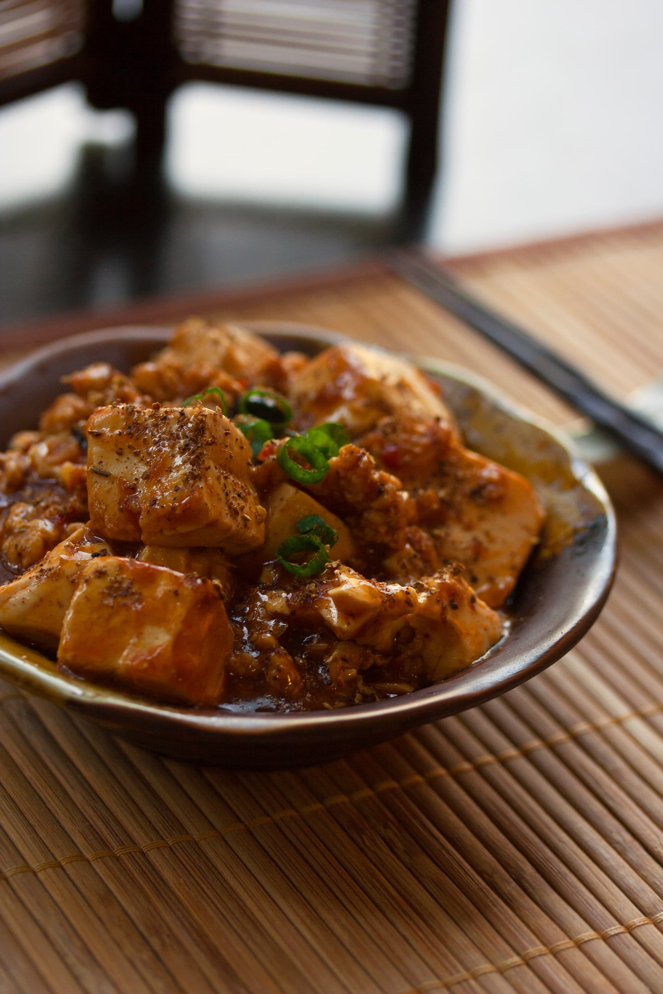Eine Schale Mapo-Tofu mit Sichuan-Pfeffer und Frühlingszwiebeln