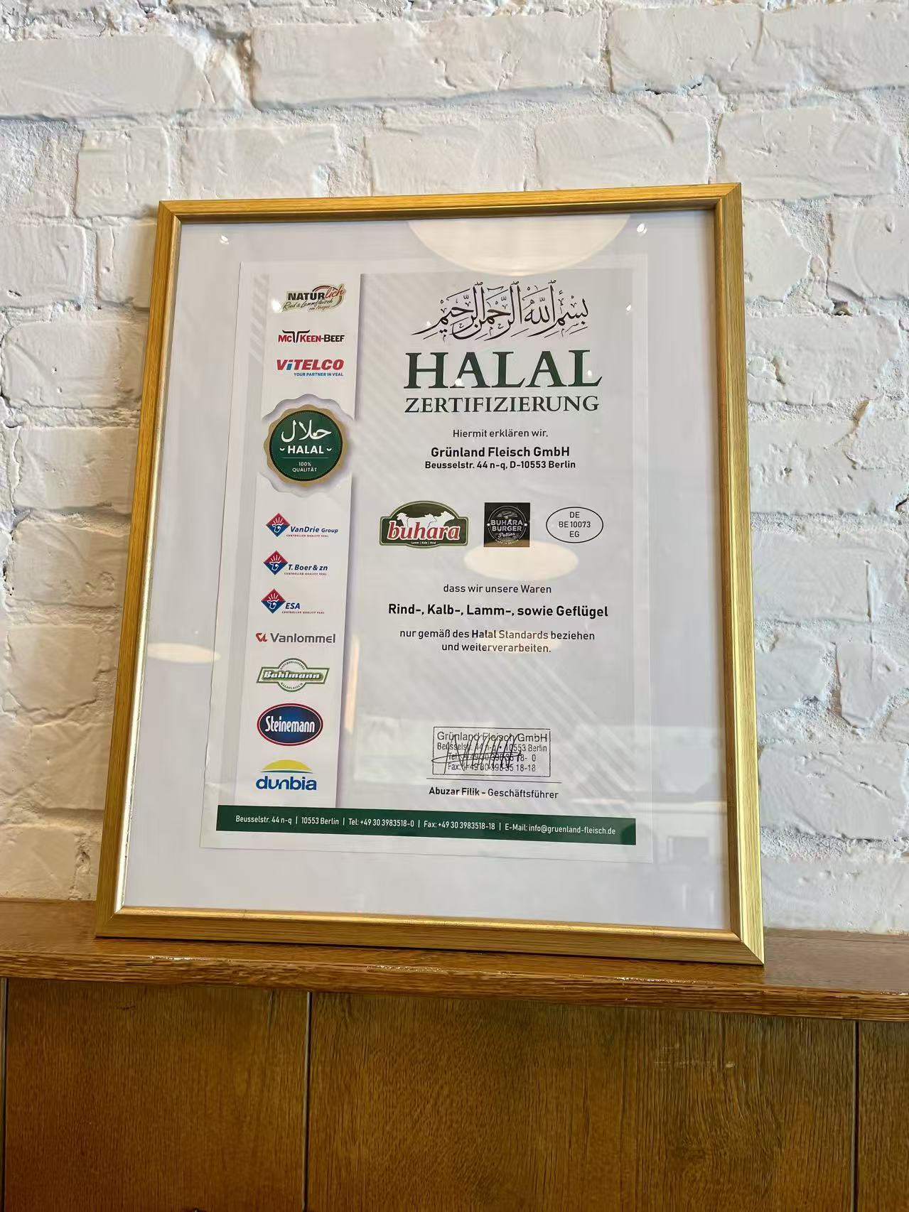 陈记店内展示的 halal 证书,由肉类供应商 Grünland Fleisch 出具