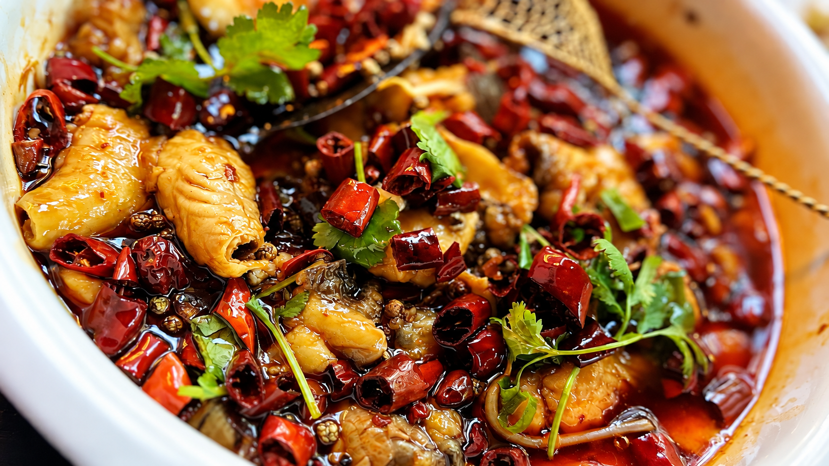 Fisch im 0086 in Chiliöl mit getrockneten Chilis, Sichuanpfeffer und Koriander; mit KI zum Querformat bearbeitet