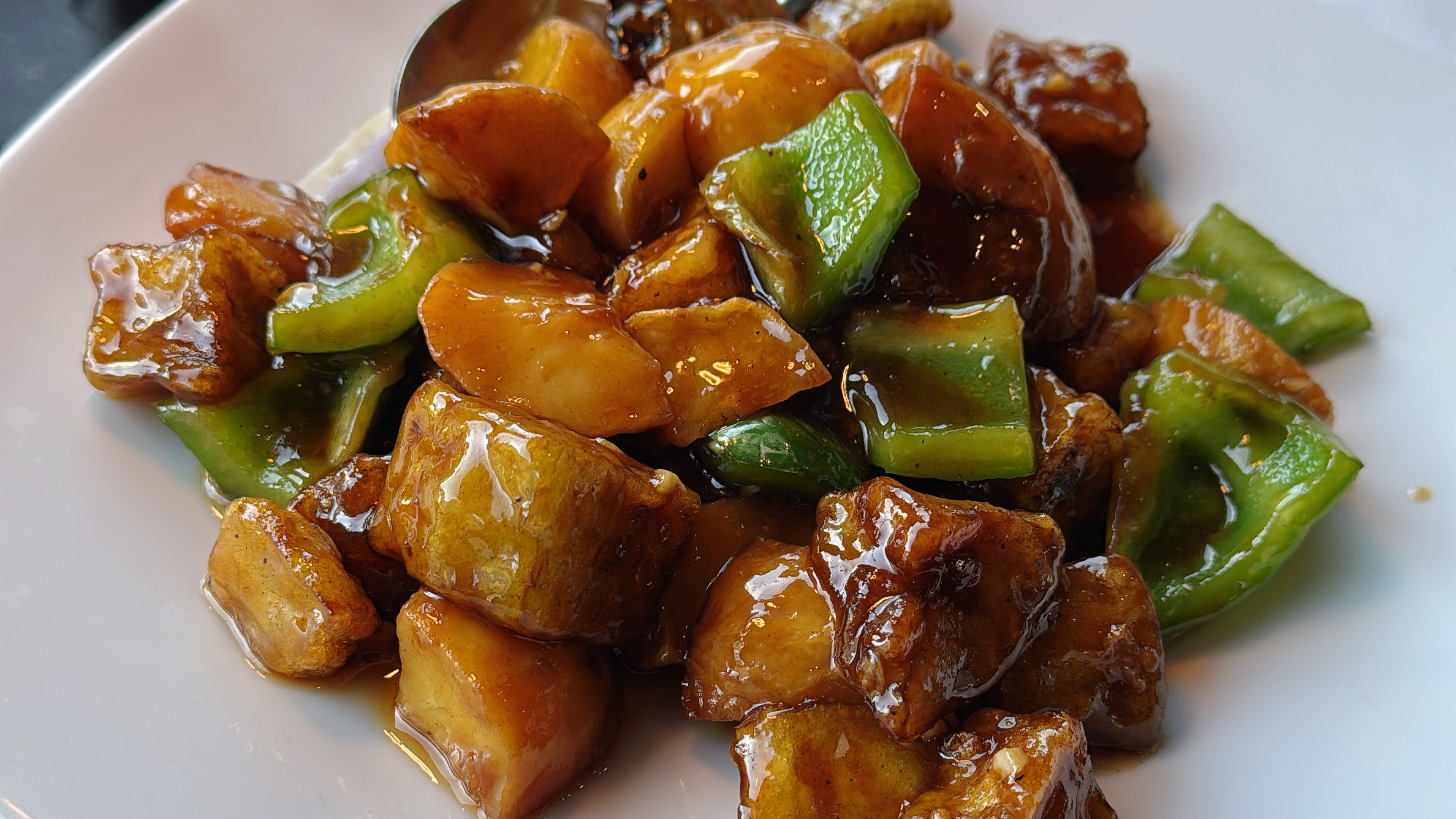 Auberginen, Kartoffeln und grüne Paprika bei China City