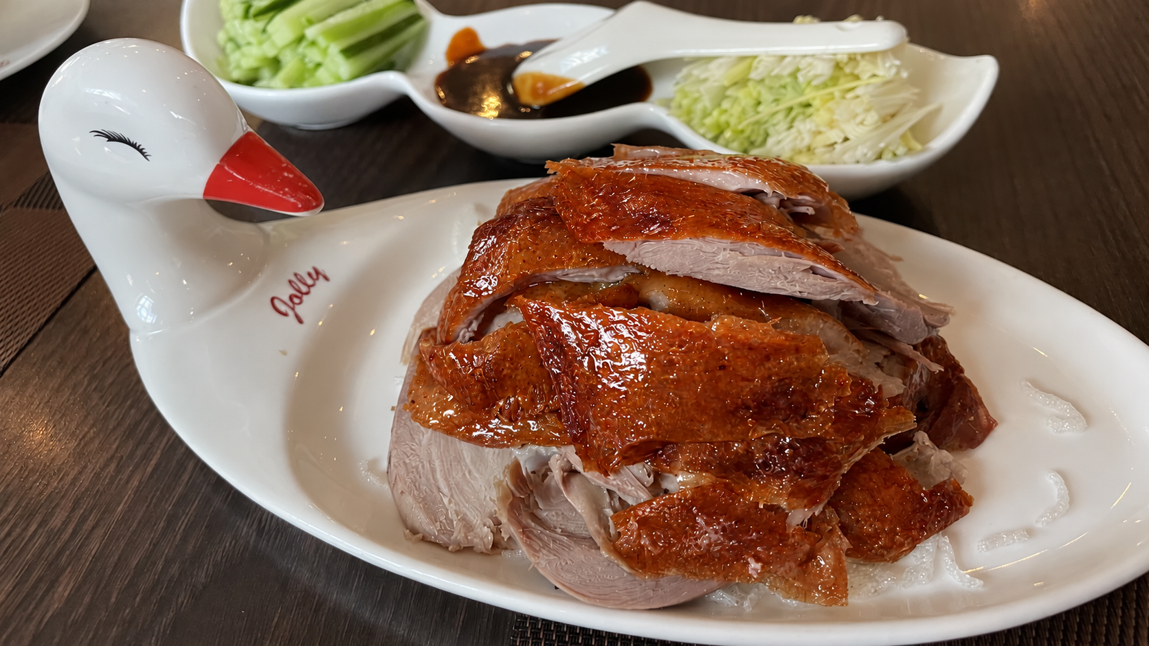 Pekingente mit Gurke, Frühlingszwiebeln und Sauce bei Jolly
