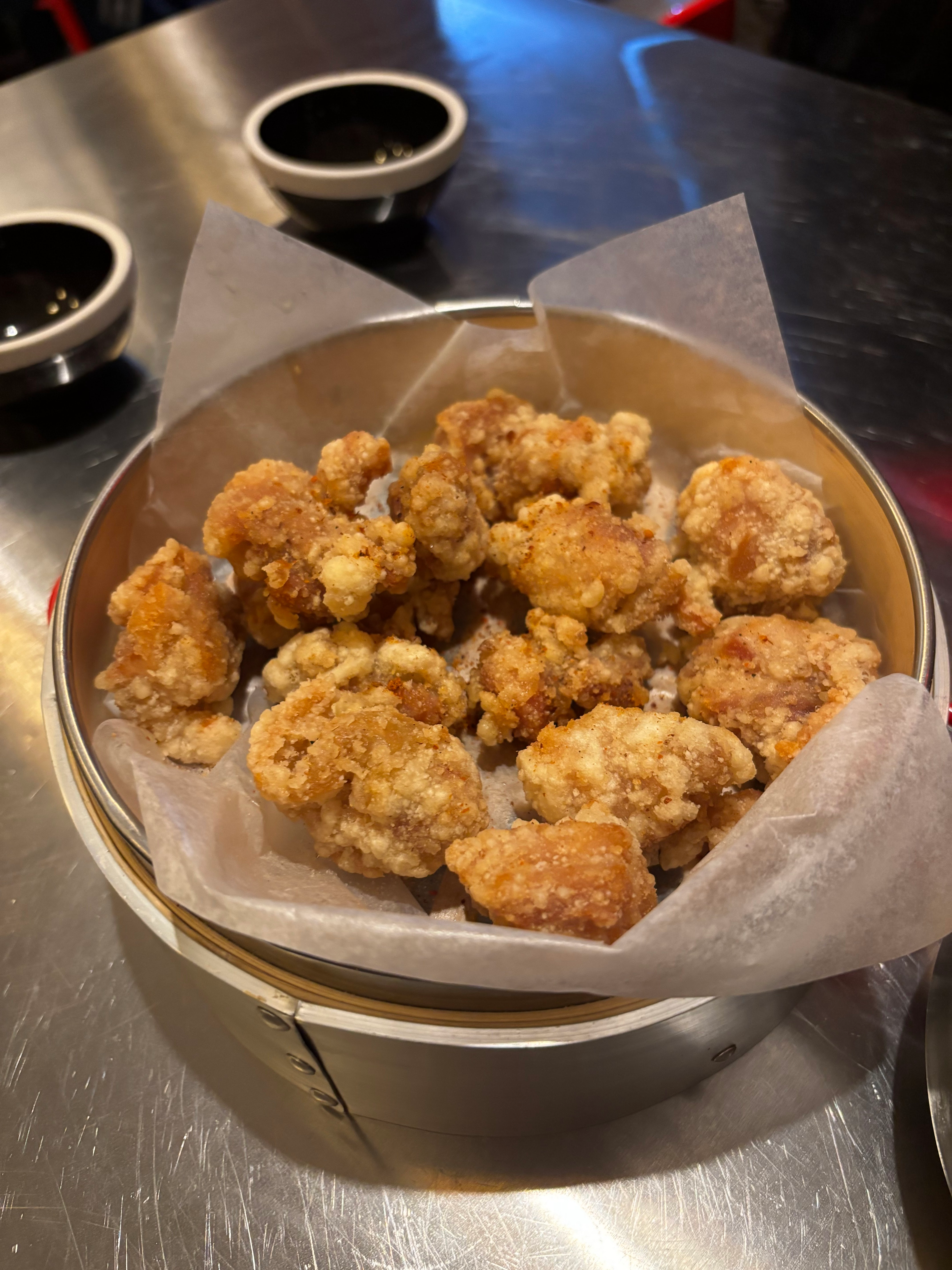 Knuspriges Hähnchen mit Salz und Pfeffer bei Little Little