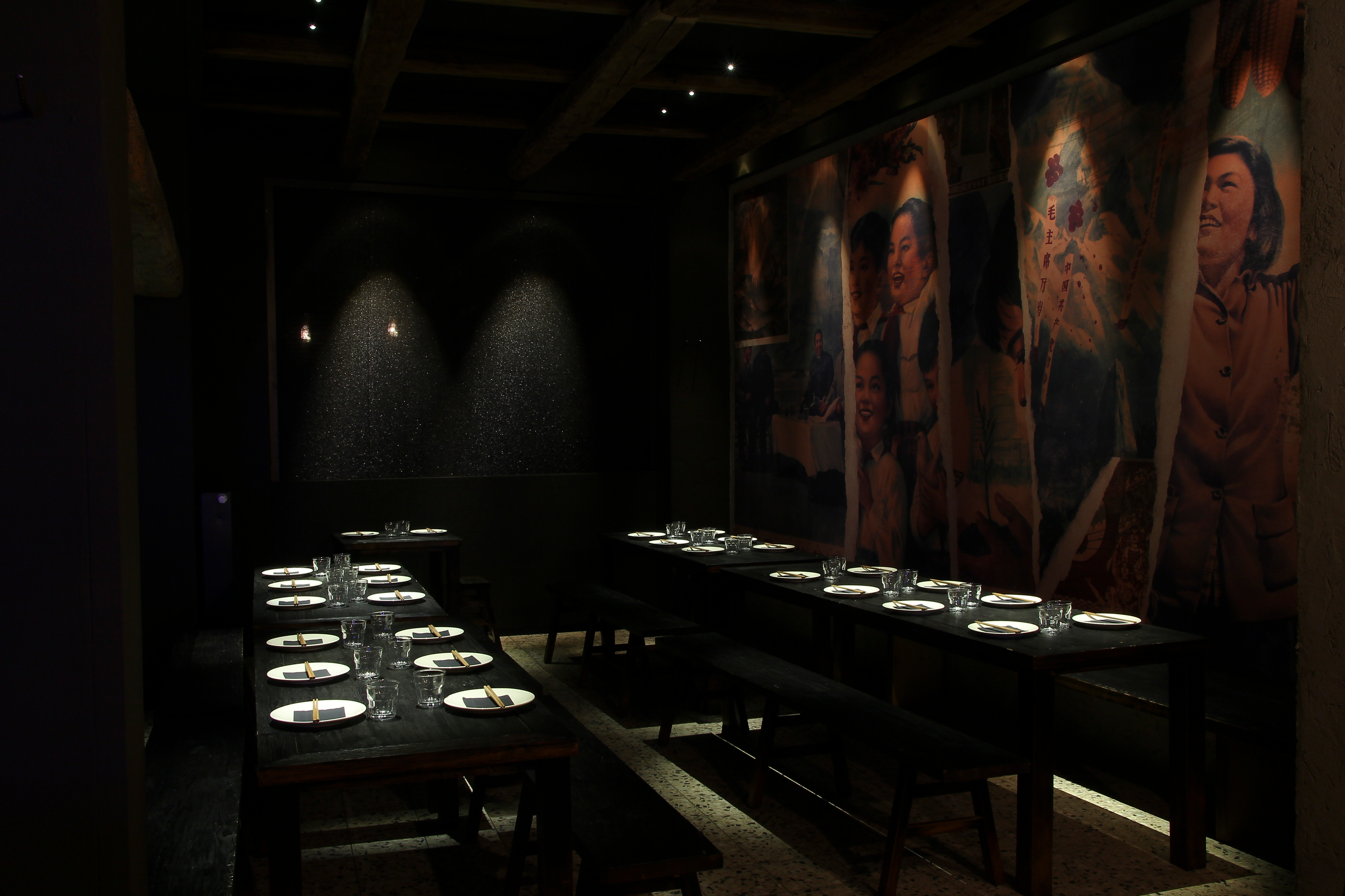 Langer gedeckter Tisch und Wandgestaltung in der Long March Canteen
