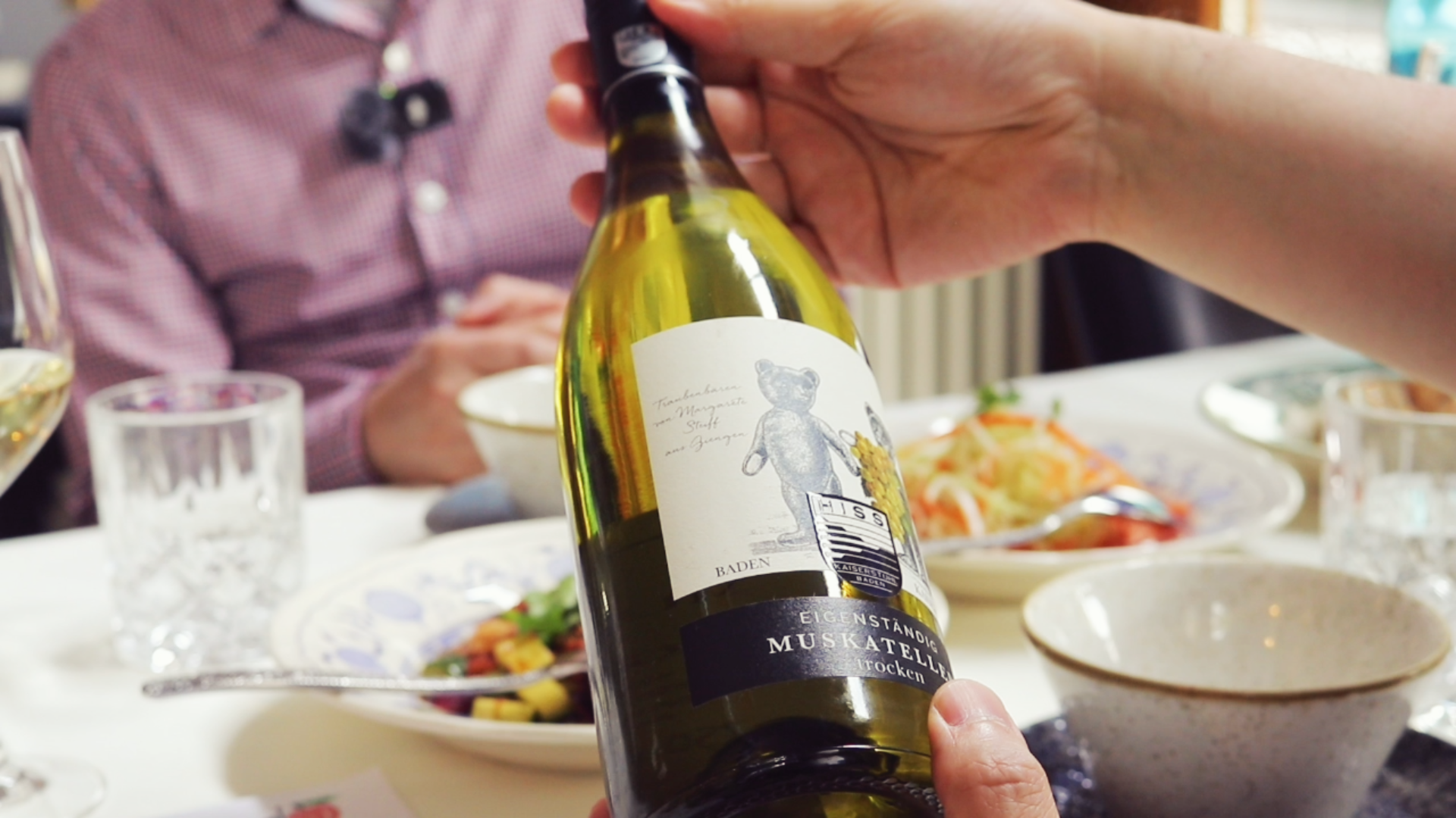 Eine Flasche deutscher Weißwein bei Lychee