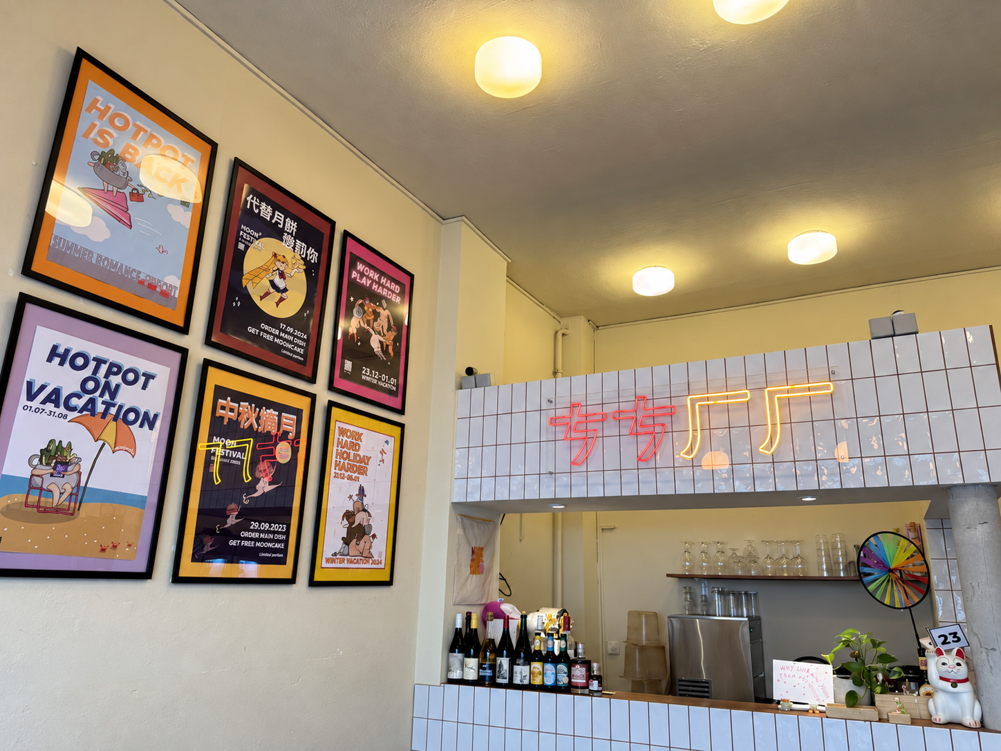 Plakate, Neonlicht und Theke bei MIBAP