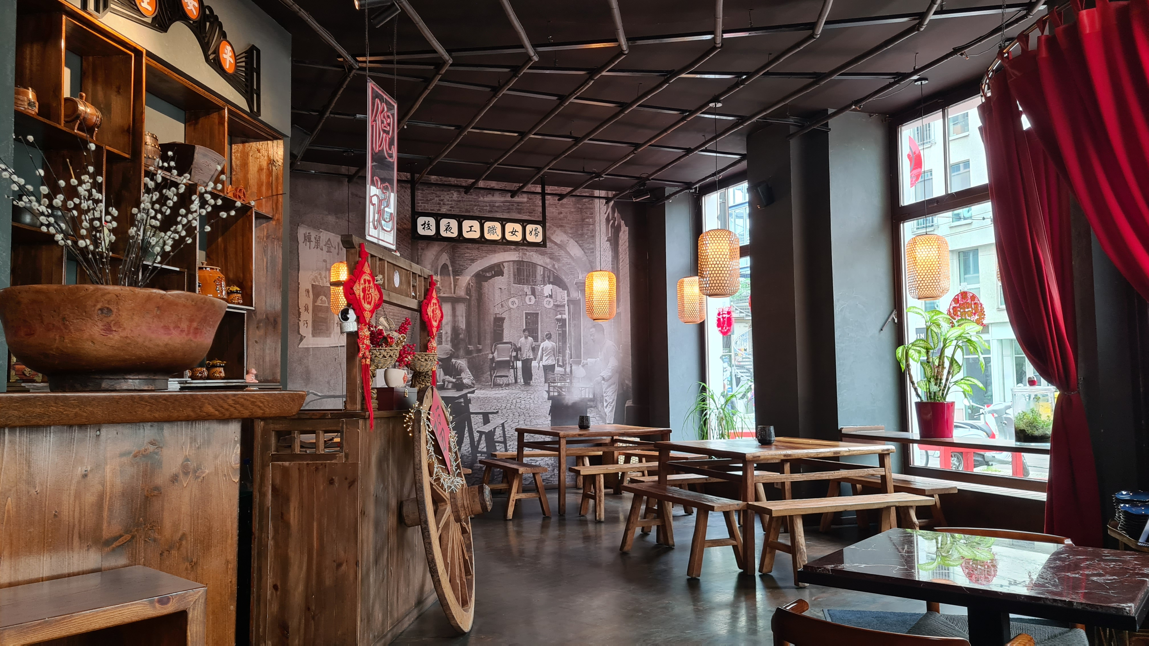 Holztische, Bänke, Bambuslampen und Shanghaier Straßenszene bei Ni’s